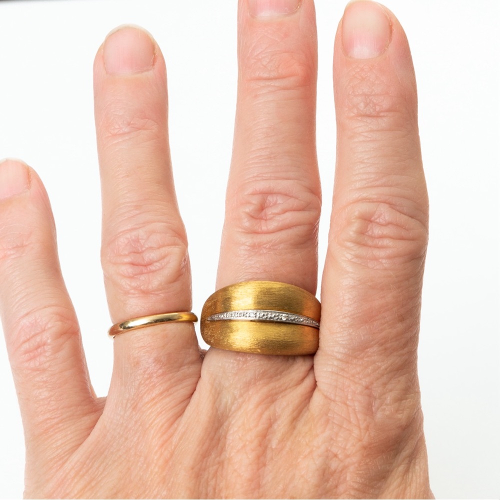14K yellow gold band ring matte brush look center row diamonds 8.5